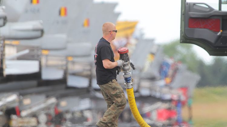2014 versammeln sich Nato-Staffeln für ein Training in Schleswig-Holstein. Dafür ist eine zuverlässige Kerosin-Versorgung notwendig.