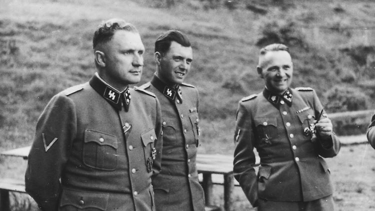 Richard Baer (l.) 1944 in prominenter SS-Gesellschaft: Der Auschwitz-Kommandant mit Lagerarzt Dr. Josef Mengele und dem früheren Auschwitz-Kommandaten Rudolf Höß.