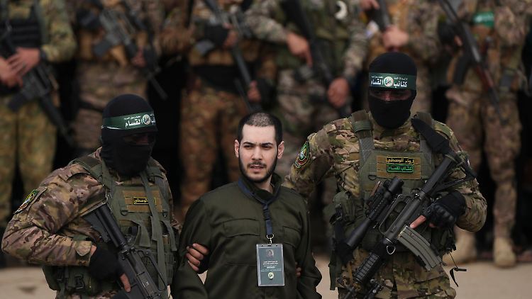Elija Cohen wurde von bewaffneten Mitgliedern der Terrororganisation in eskortiert.