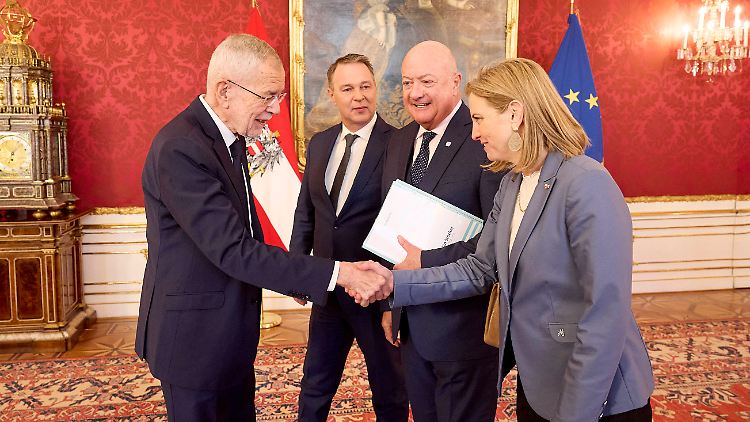 Bundespräsident Alexander van der Bellen empfängt SPÖ-Chef Andreas Babler, ÖVP-Obmann Christian Stocker und die Neos-Vorsitzende Beate Meinl-Reisinger.