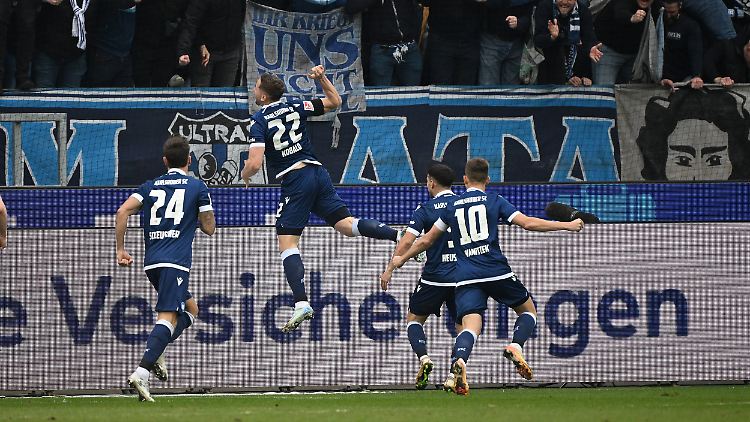 Christoph Kobald springt hoch. Er hat soeben das Spiel gedreht. Sein KSC gewinnt gegen Magdeburg.