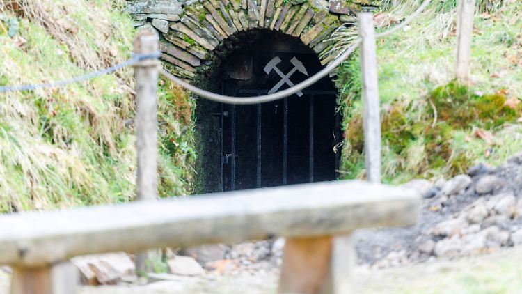 Angeblich zerstörten die Einbrecher eine Kette und zwei Schlösser am Eingang.