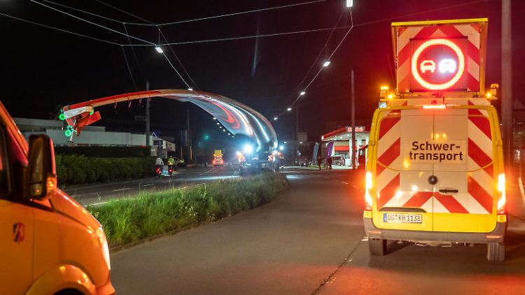 Ein Windrad-Rotorblatt wie dieses sorgt für eine mehrtägige Straßensperrung (Archivbild).