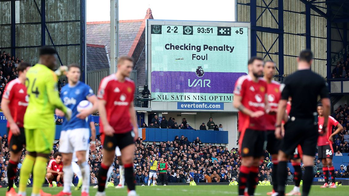 Am Ende ergab der Check: Kein Foul. Evertons James Tarkowski (blaues Trikot) durfte den Ball nicht ins Tor hämmern.