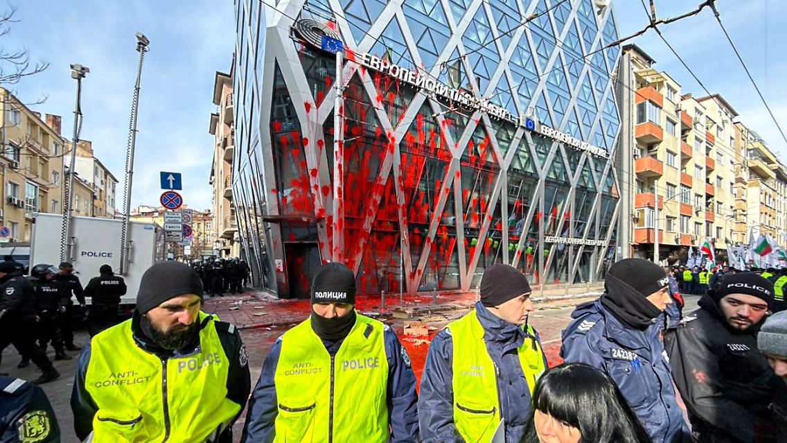 Demonstranten gossen rote Farbe auf die gläserne Fassade der EU-Vertretung in Sofia.