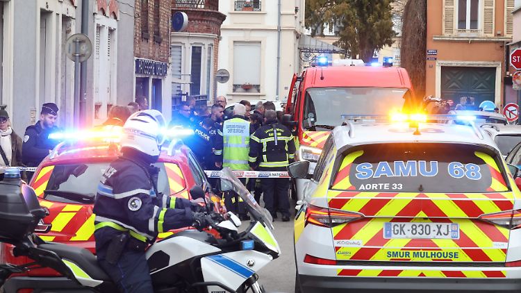 Polizisten und Rettungskräfte sind am Tatort im Einsatz.