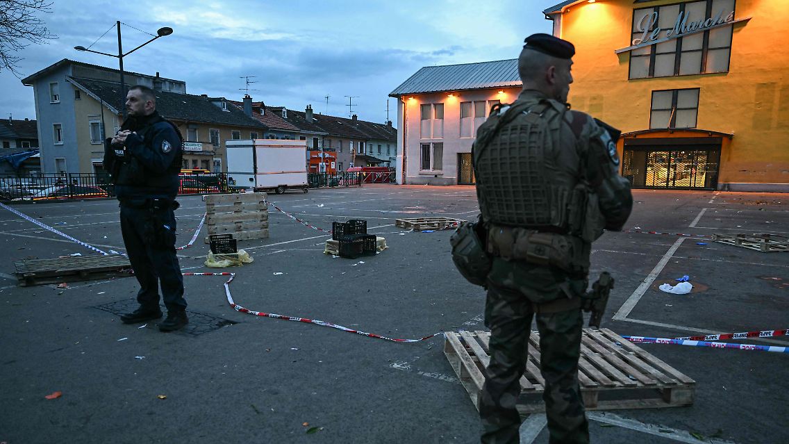 Ein Polizist und ein Soldat sichern den Tatort in Mulhouse.