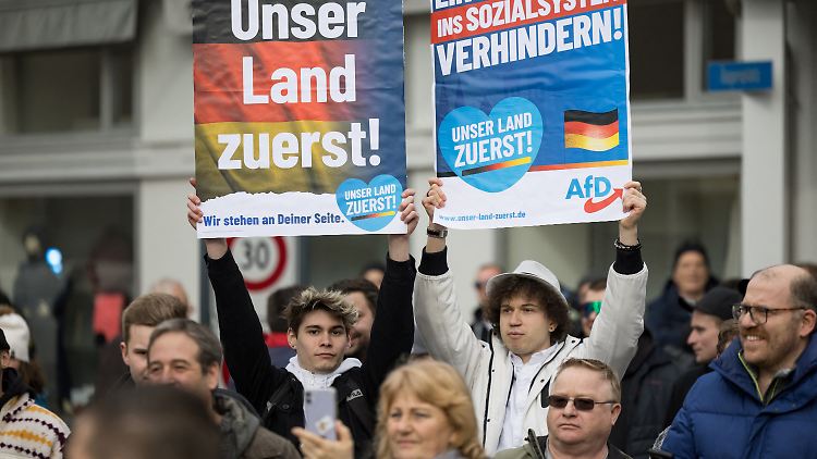 Am Samstag demonstrierten ein paar hundert Menschen in Einsiedeln (Schweiz) gegen Weidel. Anhänger kamen auch.