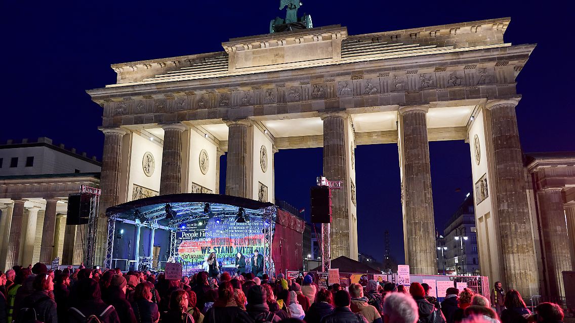 Eine Bühne wurde vor dem Brandenburger Tor errichtet.
