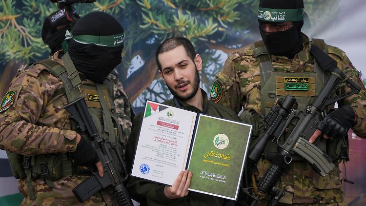 Eliya Cohen und die anderen Geiseln bekamen von der Hamas "Entlassungszertifikate", die sie den Schaulustigen präentieren mussten.