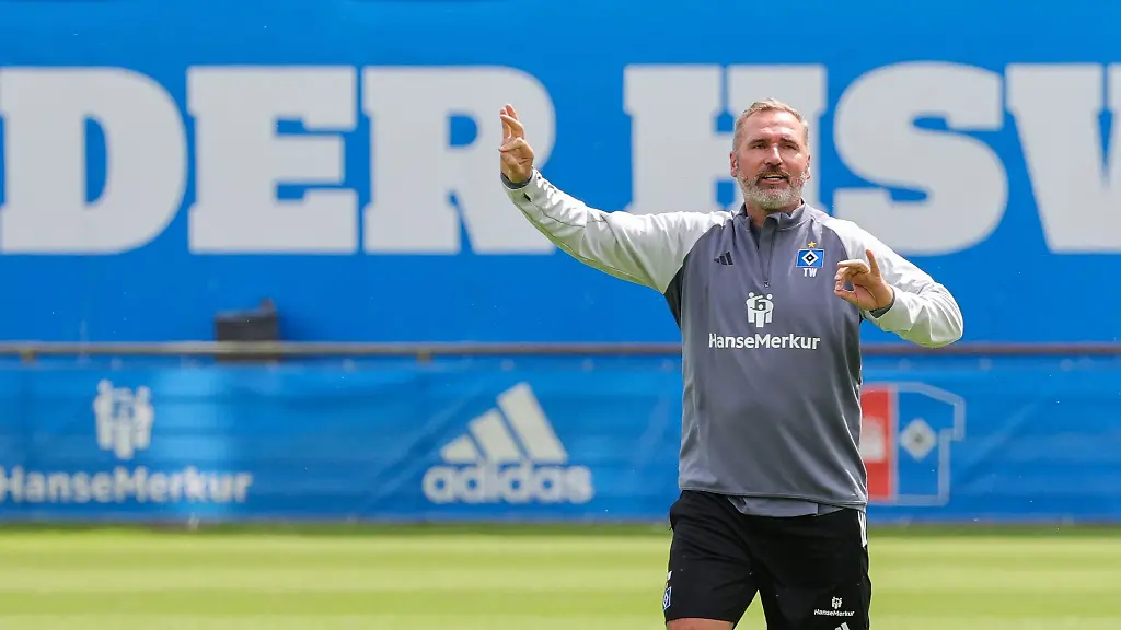 Trainer-Tim-Walter-gibt-Anweisungen-im-Training