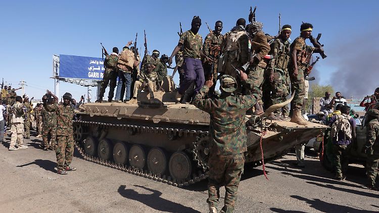 Soldaten der Armee im Sudan. Diese liegt seit 2023 im Konflikt mit der paramilitärischen Gruppe RSF. 