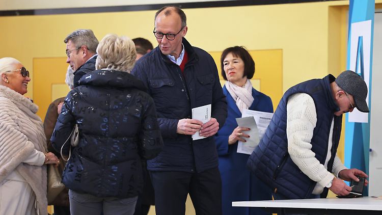 Unions-Kanzlerkandidat Friedrich Merz ging mit seiner Frau Charlotte wählen.