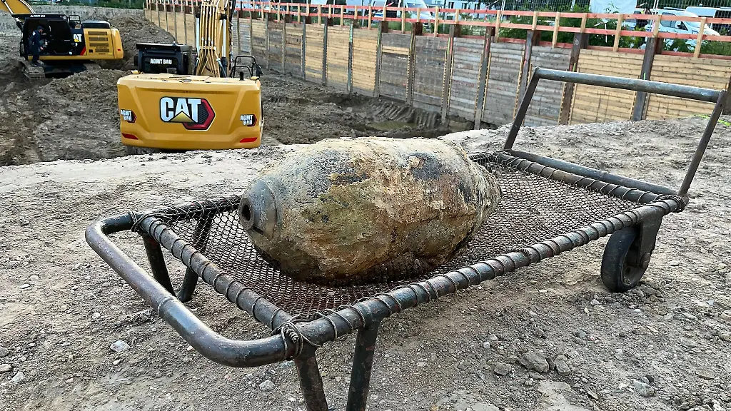 Blick-auf-die-entschaerfte-Weltkriegsbombe-die-bei-Bauarbeiten-in-Berlin-Hohenschoenhausen-entdeckt-wurde