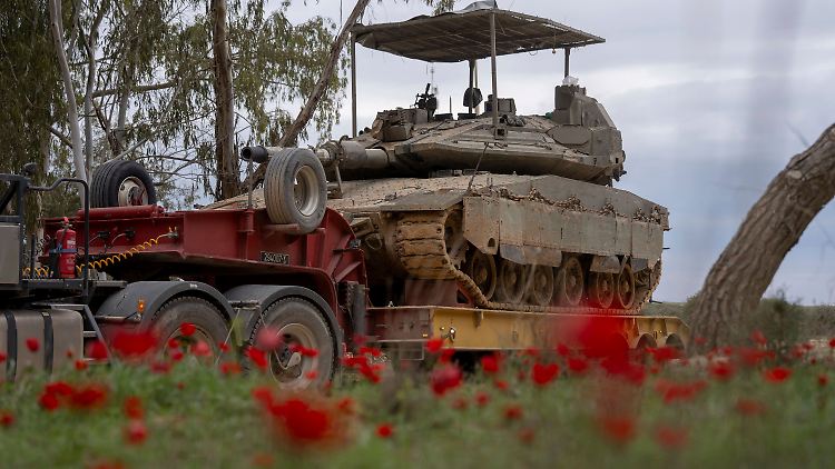 Im Rahmen der Offensive werden israelische Panzer nach Dschenin verlegt.