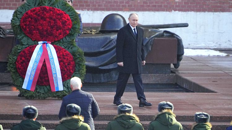 Der Angriff auf die Ukraine sei "Schicksal", sagt Putin bei der Feierlichkeit.