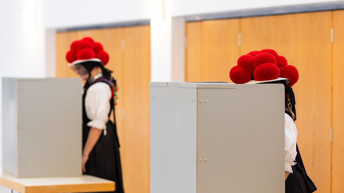 Zur traditionellen Schwarzwälder Tracht gehört der Bollenhut.