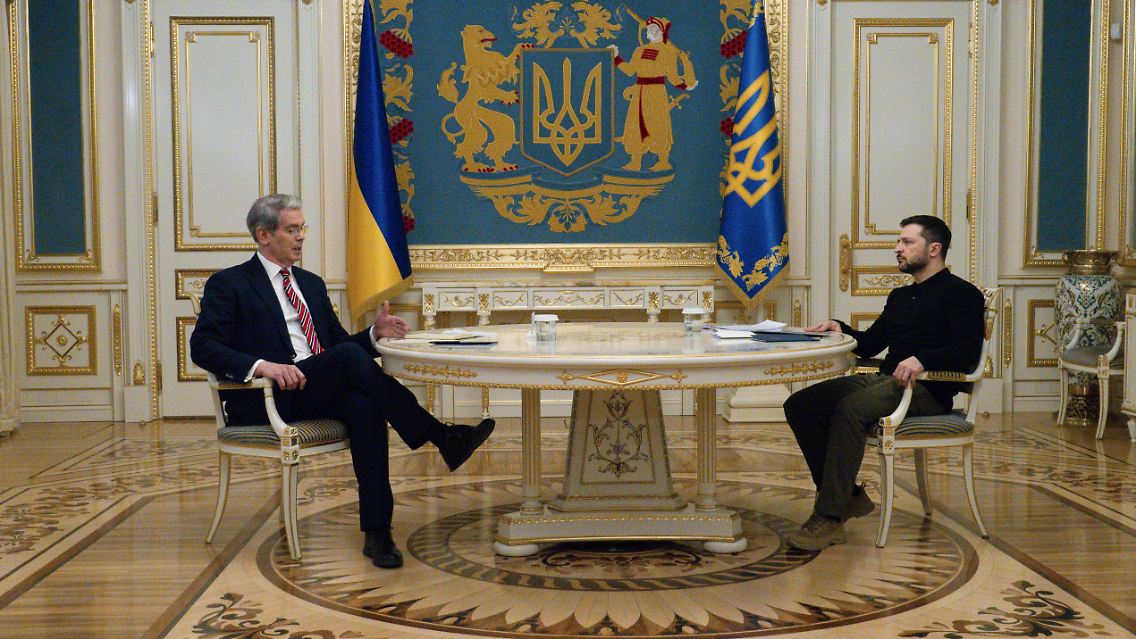 Am 12. Februar stellte Scott Bessent (l) dem ukrainischen Präsidenten Wolodymyr Selenskyj den Entwurf eines Abkommens über natürliche Ressourcen vor.