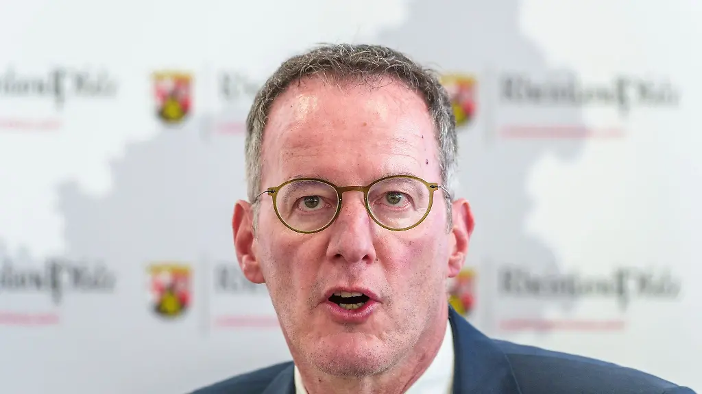 Der-rheinland-pfaelzische-Innenminister-Michael-Ebling-spricht-auf-einer-Pressekonferenz
