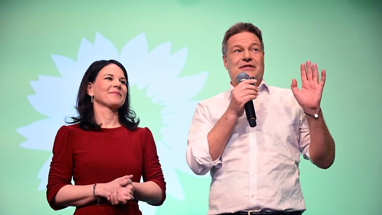 "Wir sind auch bereit, Verantwortung zu übernehmen", sagt Habeck.  