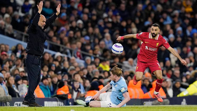 Ein Bild, wie aus der Zeit gefallen: Pep Guardiola, Kevin de Bruyne und Mo Salah. Drei Protagonisten der großen Rivalität der vergangene Jahre und bald Geschichte.