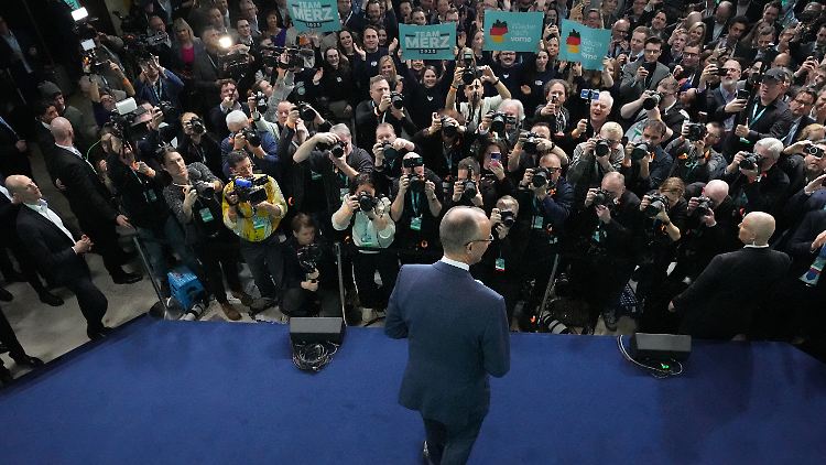 Merz sprach vor CDU-Anhängern im Konrad-Adenauer-Haus von einem "historischen Wahlabend". Mit ein wenig Pech muss er eine Regierung mit vier Parteien bilden: CDU und CSU plus SPD und Grünen oder FDP.