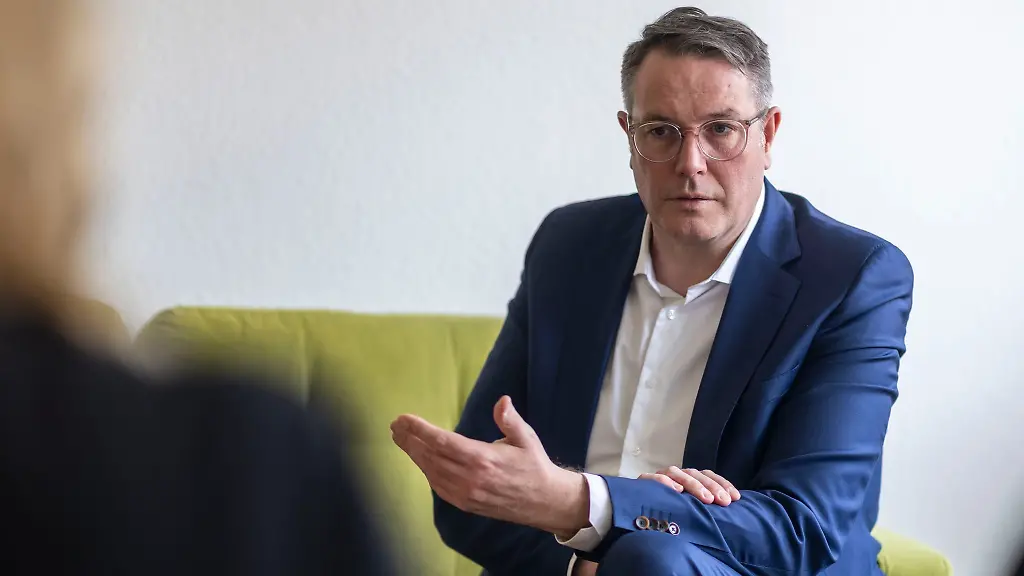 Der-rheinland-pfaelzische-Sozial-und-Arbeitsminister-Alexander-Schweitzer