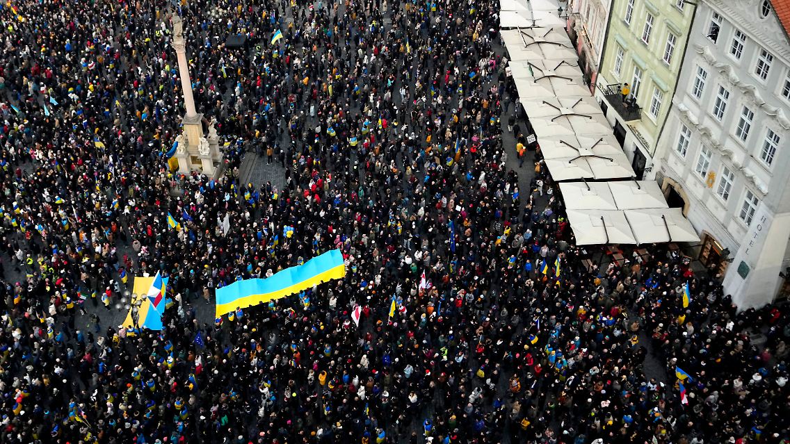 Nach dem Auftakt auf dem zentralen Altstädter Ring zogen die Menschen in einem Demonstrationszug zu einem Denkmal für den ukrainischen Lyriker Taras Schewtschenko.