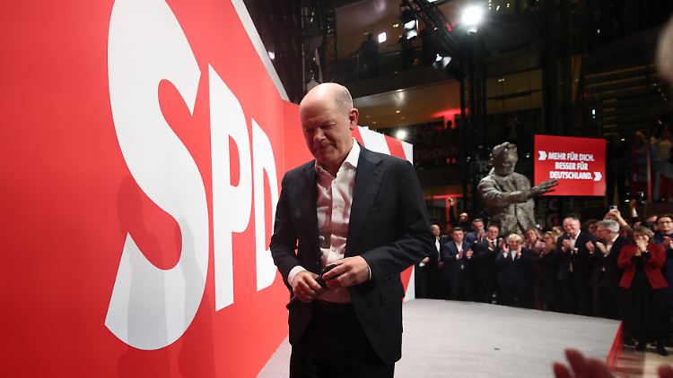 Olaf Scholz geht, die Willy-Brandt-Statue bleibt.