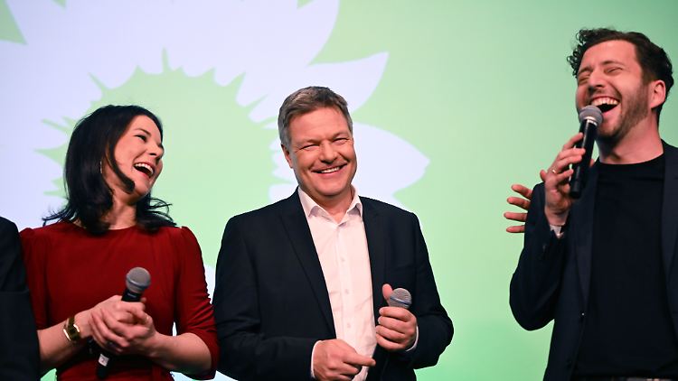 Annalena Baerbock, Robert Habeck und Felix Banaszak auf der Wahlparty der Grünen.