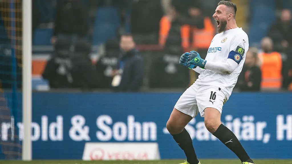 Braunschweigs-Torwart-Jasmin-Fejzic-jubelt-nach-dem-Schlusspfiff