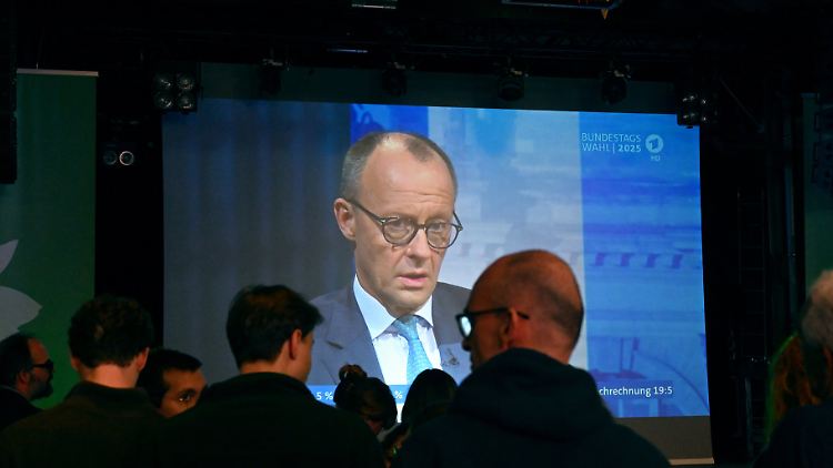Friedrich Merz auf der Wahlparty der Grünen - zumindest auf der Leinwand. Eine schwarz-rot-grüne Koalition bleibt ihm und dem Land erspart.