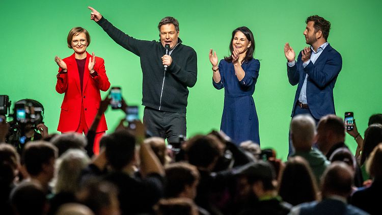 Eine Partei, vier Verlierer: Franziska Brantner, Robert Habeck, Annalena Baerbock und Felix Banaszak (v.l.) verpassen alle ein Direktmandat. 