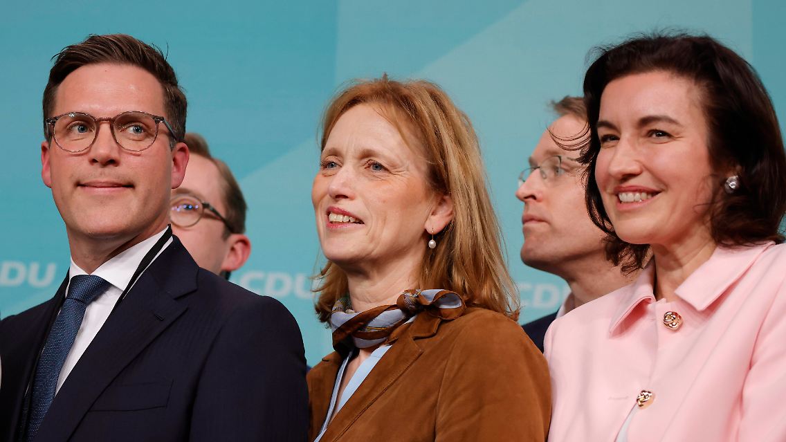Die CDU-Politiker Hagel (l) und Prien (m) mit der Stimmenkönigin Dorothee Bär bei der Wahlparty der Union.