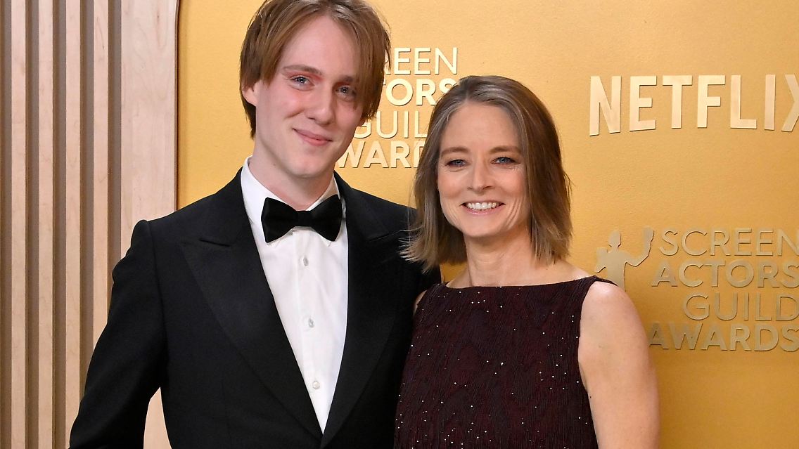 Stolze Mama: Jodie Foster posierte fröhlich mit Sohn Charlie für die Fotografen.