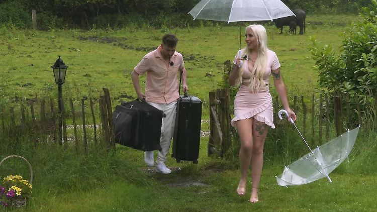 Lisa und Marcel dürfen als erstes Paar durch die berühmte Sommerhaus-Pforte schreiten.