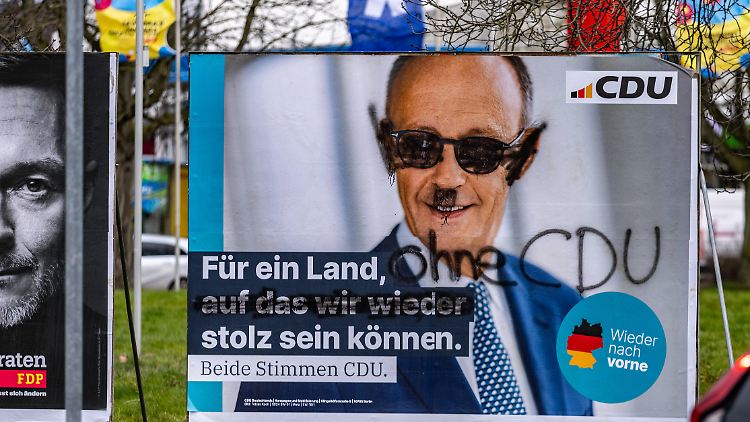 Merz-Plakate wurden munter vandaliert, mit der Union kann die Jugend wenig anfangen.