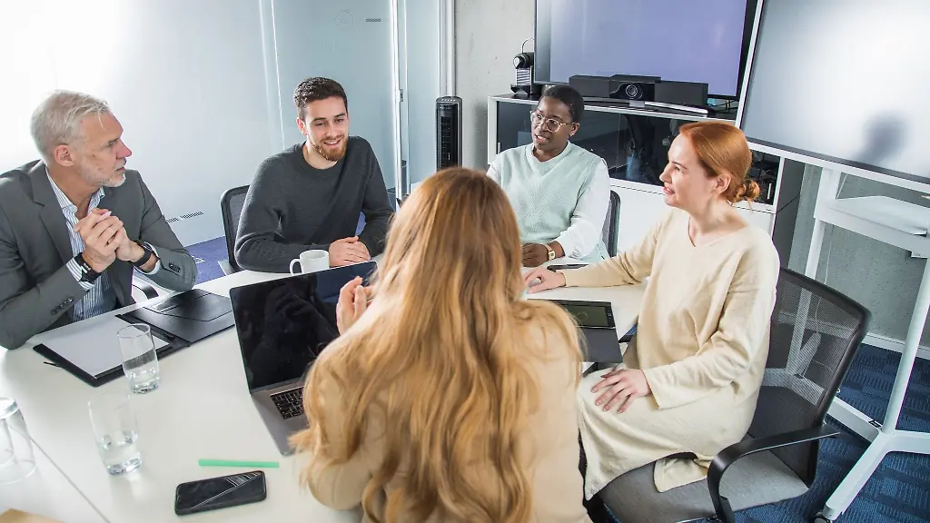 Teamfaehigkeit-gefragt-Wer-in-die-IT-Branche-einsteigen-will-sollte-nicht-darauf-zaehlen-stets-ganz-fuer-sich-allein-am-PC-werkeln-zu-koennen