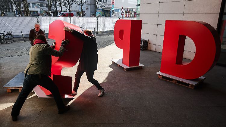 Vor dem Willy-Brandt-Haus in Berlin, der Parteizentrale der SPD, wird am Montagmorgen aufgeräumt. Drinnen vermutlich auch.