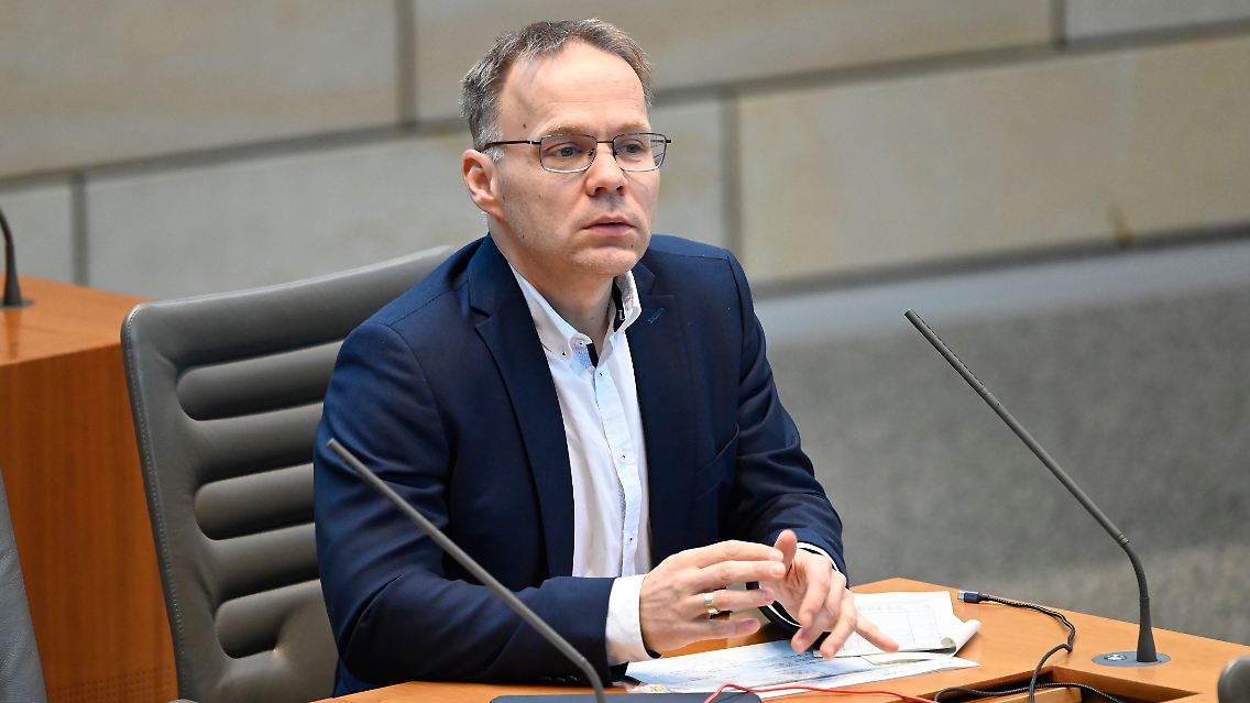 Die Staatsanwaltschaft entscheidet nun, wie es weitergeht und ob sie gegebenenfalls die Aufhebung von Blex' Immunität als Abgeordneter beim Landtag beantragt.
