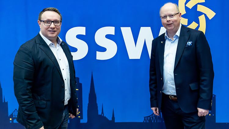 Christian Dirschauer (links), Landesvorsitzender des SSW, und Stefan Seidler, fraktionsloser Bundestagsabgeordneter des SSW.