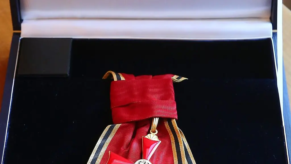 Das-Grosse-Verdienstkreuz-mit-Stern-und-Schulterband