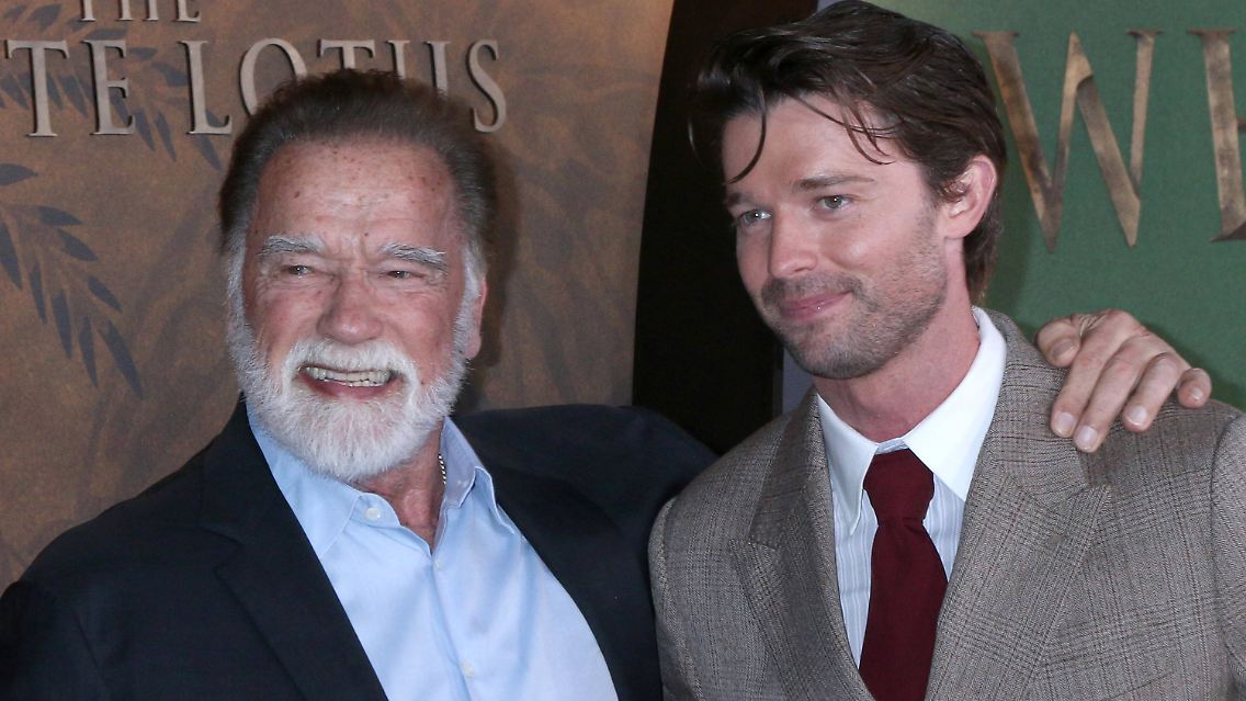 Patrick Schwarzenegger (r.) mit Vater Arnold bei der "The White Lotus"-Premiere.