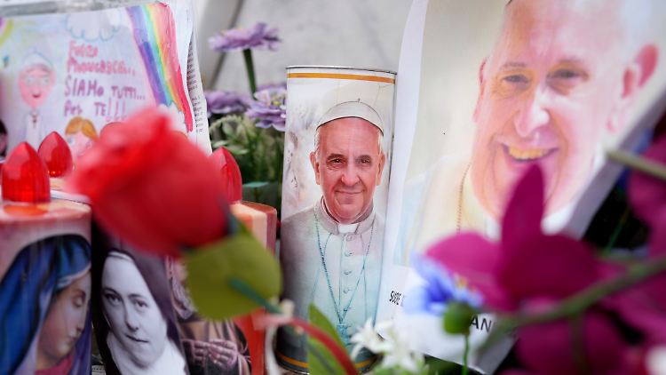 Der Intensivmediziner Uwe Janssens bezeichnet den Zustand des Papstes als "hochkritisch".