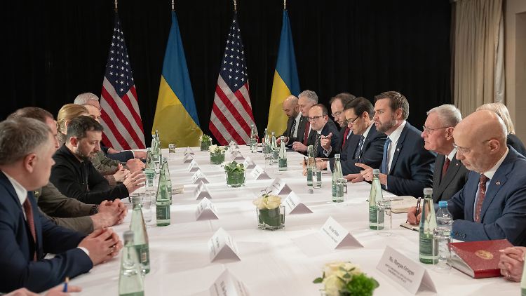 Der ukrainische Präsident Selenskyj (Mitte links) während eines bilateralen Treffens mit US-Vertretern am Rande der Münchner Sicherheitskonferenz am 14. Februar.