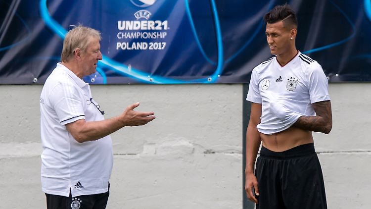 Horst Hrubesch und Davie Selke bei der U21-EM im Jahr 2017.