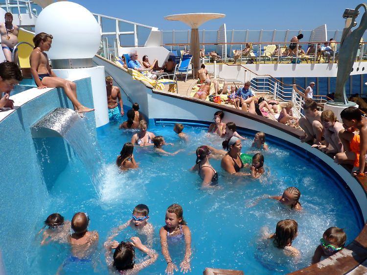 Gedrängel am Pool: In der Ferienzeit sind viele Passagiere auf der "Aidadiva" jünger als 18.