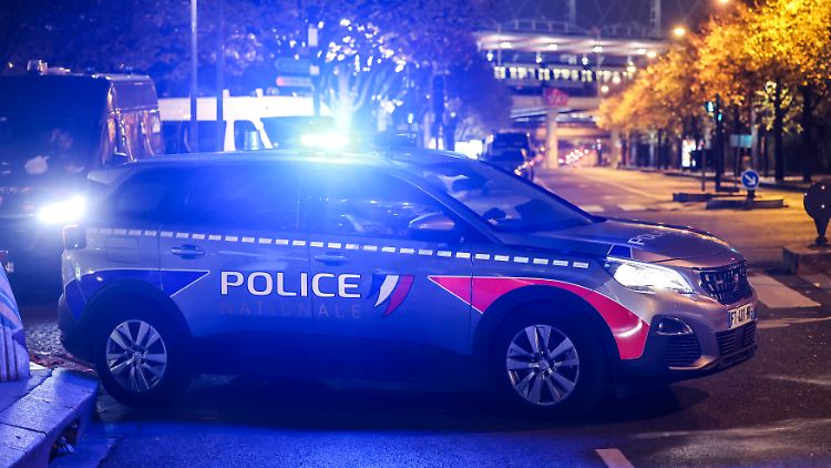 Die französische Polizei ermittelt wegen Totschlags gegen die junge Frau. 
