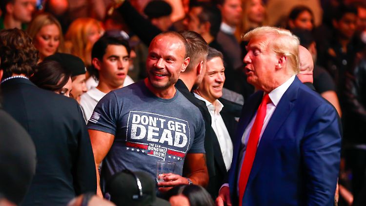 Trump bei einem gemeinsamen Auftritt mit Bongino im November 2023. 