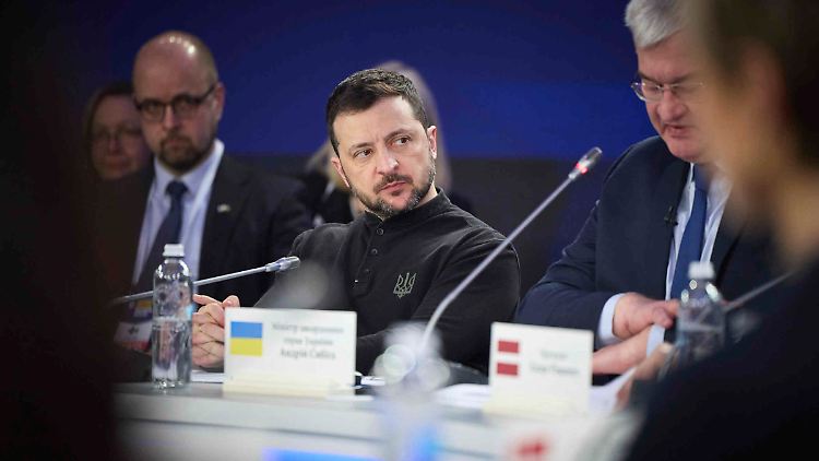 Die Konferenz ist anlässlich des dritten Jahrestages der russischen Invasion einberufen worden. 